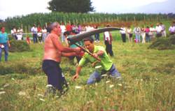 El Segalari puede ser atendido por varios ayudantes, entre ellos, los que le proporcionan las herramientas bien afiladas para cumplir, lo mejor posible, con su funci&oacute;n.