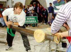 Otra forma de competir en el corte de troncos: los tronzalaris, capaces de hacer apuestas contra las motosierras.